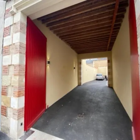 Apartament Ecole 102 *